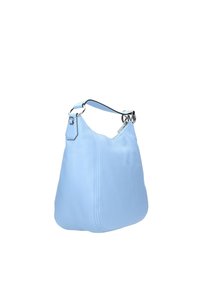 Borsa a tracolla di pelle azzurro chiaro con finitura testurizzata, una tracolla sottile e un sottile dettaglio in metallo argentato. Forma arrotondata.