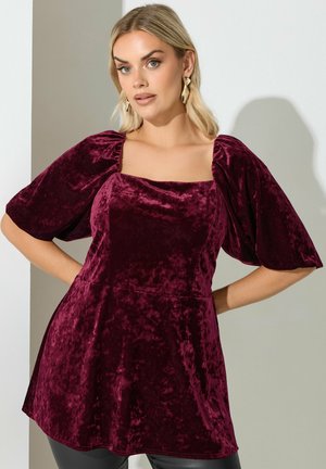 Bordeaux fløjlstop med firkantet udskæring og korte puffede ærmer med samlede detaljer, der tilbyder en blød tekstur og en luftig silhuet.