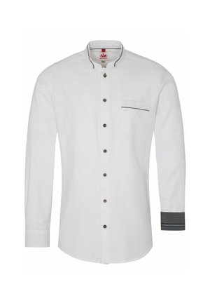 Chemise blanche à manches longues avec un col mandarin, des boutons marron et une poche poitrine avec une rayure bleue sur la poche et le poignet.