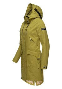 Olijfgroene waterdichte jas met capuchon, ritszakken op de borst, grote zakken aan de voorkant, verstelbare manchetten en een bloemenprint als voering.