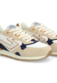 Baskets beige et bleu marine en matériaux suédé et mesh, avec des accents blancs, des détails orange sur les côtés et un design classique à lacets.