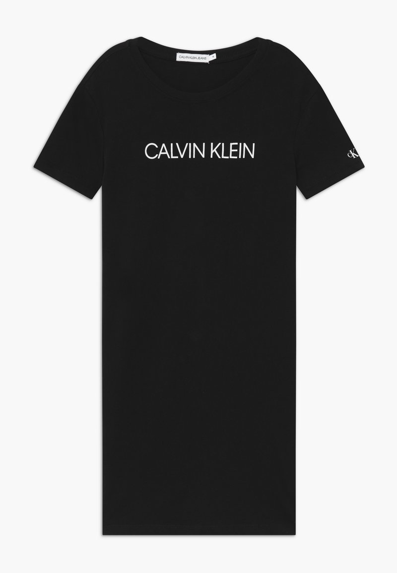 Černé bavlněné tričko s krátkým rukávem a kulatým výstřihem. Na přední straně je bílý text "CALVIN KLEIN" a na rukávu je malé logo.