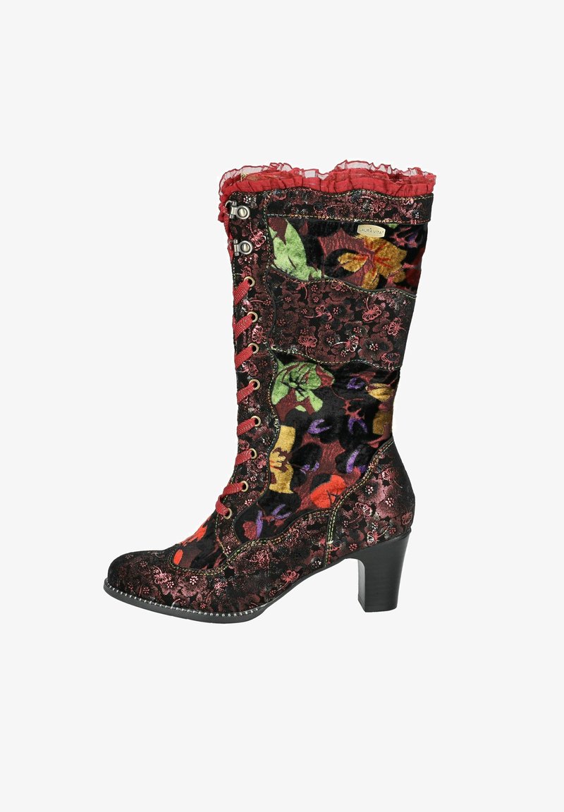 Schwarze Blumenstiefel mit einem gemusterten Textiloberteil, roten Schnürverzierungen und einem mittelhohen Absatz. Mit Ösen und kontrastierenden Farbnuancen.