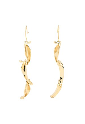 Boucles d'oreilles abstraites en forme de goutte ondulée dorée avec des segments incurvés brillants et irréguliers suspendus à de fines attaches.