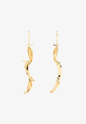 Boucles d'oreilles abstraites en forme de goutte ondulée dorée avec des segments incurvés brillants et irréguliers suspendus à de fines attaches.
