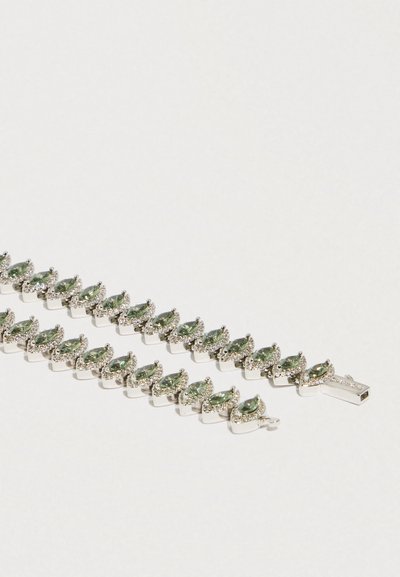 Hõbedast käevõru, millel on järjestikused markiisi lõikega rohelised kivid, igaüht ümbritsevad väikesed läbipaistvad kivid, turvalise kinnitusega.