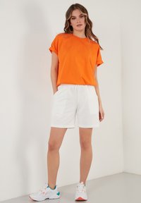 LELA CREW NECK  - Jednoduché tričko - orange color