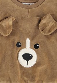 Maglione in peluche marrone con un design di faccia d'orso. Presenta occhi e muso ricamati in bianco e nero. Include morbidi accenti a forma di orecchie.