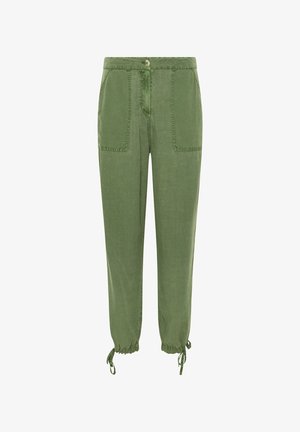 Oliven grønne tapered bukser med store frontlaplommer, knaplukning og justerbare snore ved de elastiske ankelmanchetter.