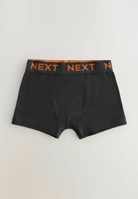 Svarta boxerkalsonger tillverkade av mjukt tyg. Har en elastisk midjeband med orange "NEXT"-logotyp och en figurnära design.