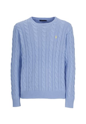 Maglione azzurro chiaro lavorato a trecce con scollo rotondo e piccolo logo giallo ricamato sul lato sinistro del petto.