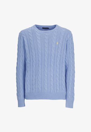 Maglione azzurro chiaro lavorato a trecce con scollo rotondo e piccolo logo giallo ricamato sul lato sinistro del petto.