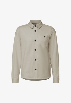 Camicia beige a maniche lunghe realizzata in tessuto testurizzato, con colletto a bottoni frontale, bottoni neri e taschino sul petto con pattella.