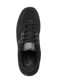 Sort sneaker med en overdel i ruskind og tekstil, rund tå, snørelukning, polstret krave og præget logo på tungen og siden.