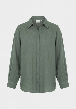 Camicia a maniche lunghe con bottoni in verde tenue, con colletto classico e polsini abbottonati, mostrata su uno sfondo chiaro e semplice.