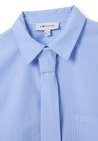 Hellblaues Hemd mit Kragen und weißen vertikalen Streifen sowie einer passenden Krawatte. Verfügt über eine Tasche auf der linken Seite und hat eine glatte Textur.