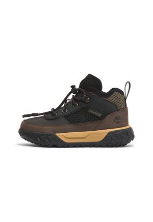 Botte de randonnée noire et brune avec un détail en mesh, semelle en caoutchouc texturé, lacets élastiques et un talon renforcé pour le soutien et la durabilité.