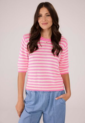 Kurzärmeliger Pullover in rosa-weißen Streifen, gestrickte Textur, runder Halsausschnitt, gerippter Saum, kombiniert mit hellen Jeanshosen.