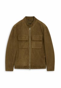 Giacca in suede marrone con colletto alto, zip frontale e due tasche sul petto con chiusura a pattina. Tessuto morbido e vestibilità comfortable.