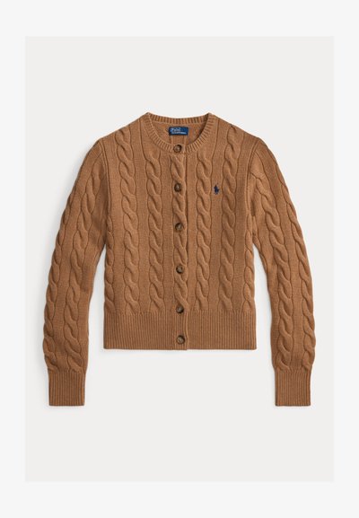 Cardigan maro cu model împletit în stil cablu, cu nasturi, mâneci lungi și manșete striate, având un mic logo brodat pe pieptul stâng.