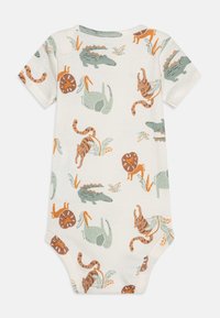 Bodysuit pour bébé à manches courtes de couleur beige clair avec un imprimé animalier ludique, mettant en avant des crocodiles, des lions et des tigres dans des tonalités vertes et oranges.