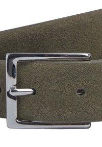 Cinturón de ante verde oliva con una hebilla rectangular de metal plateado y un cierre de traba que pasa por un agujero del cinturón.