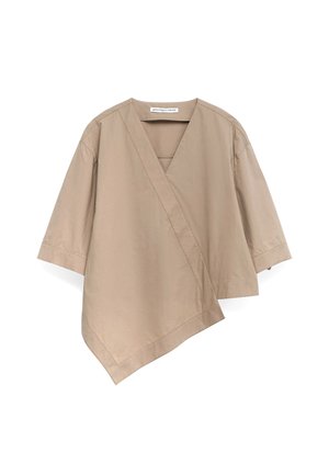 Haut beige léger enroulé avec un col en V et des manches larges et courtes. Texture lisse avec un ourlet asymétrique.