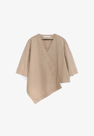 Beige, leichtes Wickeloberteil mit V-Ausschnitt und breiten, kurzen Ärmeln. Glatte Textur mit asymmetrischem Saum.