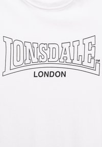 Balts T-krekls ar lielu melnu drukātu logo, kas lasa "LONSDALE" virs "LONDON", ar izliekumu un treknajiem burtiem.