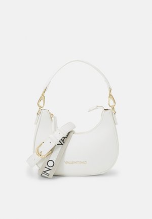 Witte leren Valentino handtas met gebogen vorm, gouden hardware, een korte handgreep en een afneembare bredere stoffen schouderriem met zwart logo.