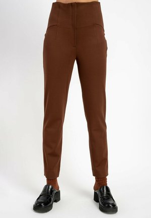 Braune, taillierte Hosen mit hoher Taille, zwei Vorderstaschen und einem schmalen Beinansatz. Das Material wirkt glatt und hat eine feste Textur.