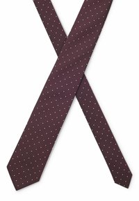 Cravatta bordeaux con un motivo diagonale cucito e piccoli pois bianchi. La cravatta ha una forma tradizionale e una texture liscia.