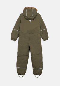 Olīvzaļš izolēts kombinezons ar kažokādas apmali uz kapuces, elastīgām piedurknēm, atstarojošiem akcentiem un izturīgām potīšu siksnām. Gluda auduma tekstūra.