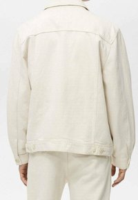 Giacca in denim beige con taglio dritto, chiusura con bottoni e cuciture a vista. Presenta un colletto a punta e maniche lunghe. Design della parte posteriore semplice.