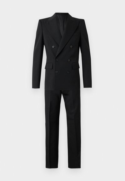 Costum negru cu două rânduri de nasturi, cu rever ascuțit, două buzunare frontale și pantaloni slim-fit asortați, confecționați dintr-un material textil neted.