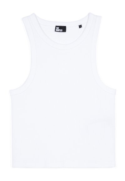 Witte geribbelde tanktop met brede schouderbanden en een ronde halslijn. Bevat een klein merklabel bij de hals. Soepele textuur, geen patronen.
