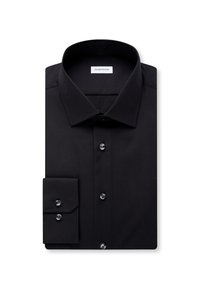 Camicia nera a maniche lunghe, piegata, con colletto classico e polsini con bottoni, esposta su uno sfondo bianco.
