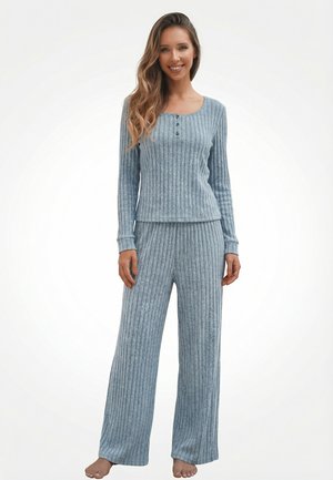 Hellblaues, geripptes Lounge-Set mit langen Ärmeln, rundem Ausschnitt und Knopfdetail am Oberteil. Locker sitzende Hose, die bis zu den Knöcheln reicht. Weiche Textur.