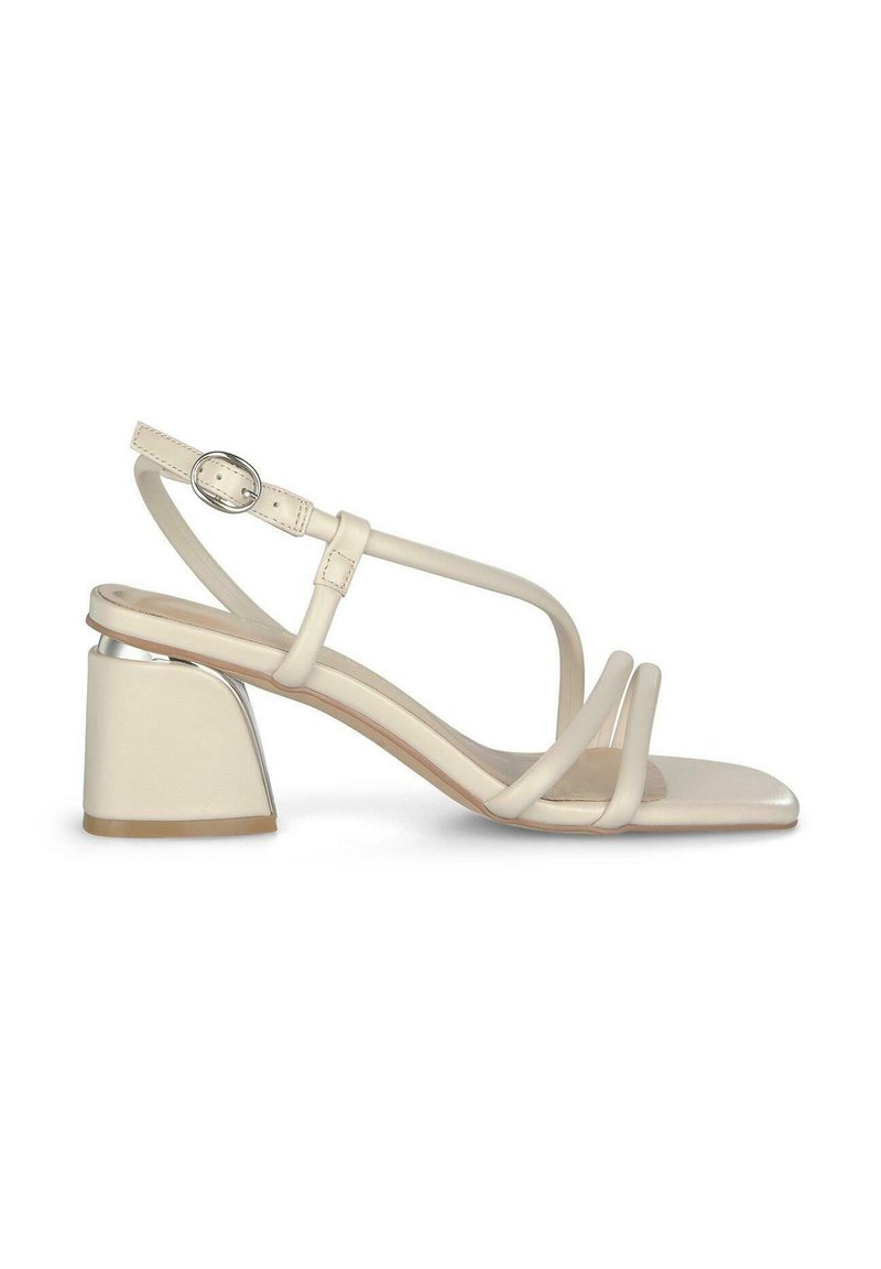 Beige hakken sandaaltjes met dunne bandjes, vierkante neus en een blokhak. De hak heeft een metallic accent en het materiaal is glad en gepolijst.