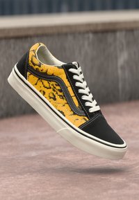 Unselected, black/yellow