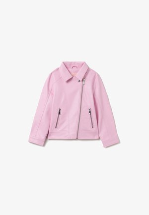 Chaqueta de cuero sintético rosa con cuello, cremallera frontal y dos bolsillos laterales. Presenta detalles de costura y una silueta ajustada.