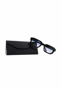 Occhiali da sole neri con un design geometrico, dotati di lenti blu, posizionati accanto a una custodia nera testurizzata con chiusura a pattina.