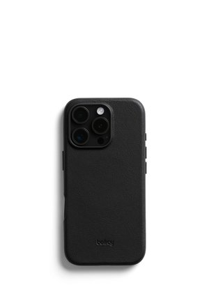 Coque de téléphone en cuir noir avec découpe pour triple caméra et logo "bellroy", vue de dos sur fond blanc.