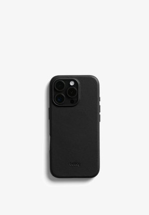Coque de téléphone en cuir noir avec découpe pour triple caméra et logo "bellroy", vue de dos sur fond blanc.