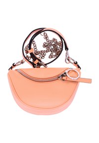 Bolso de cuero durazno con forma curva, cremallera plateada y correa de cadena desmontable. Presenta un bolsillo con cremallera prominente en la parte frontal.