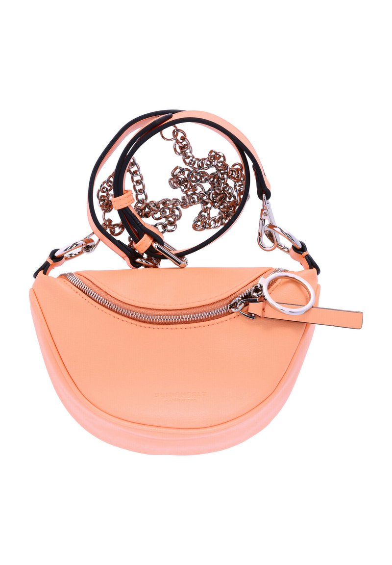 Bolso de cuero durazno con forma curva, cremallera plateada y correa de cadena desmontable. Presenta un bolsillo con cremallera prominente en la parte frontal.