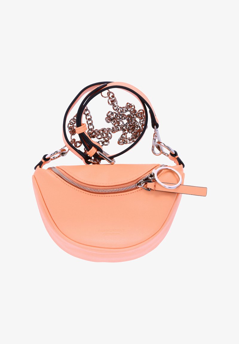 Borsa a mano in pelle pesca con una forma curvilinea, zip in argento e una tracolla a catena removibile. Presenta una tasca con zip prominente sulla parte anteriore.