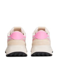 Μπεζ αθλητικά παπούτσια με υφή από σουέντ και δίχτυ στο πάνω μέρο ς, με ροζ λεπτομέρειες στη φτέρνα και το λογότυπο, και μαύρη σόλα από καουτσούκ.