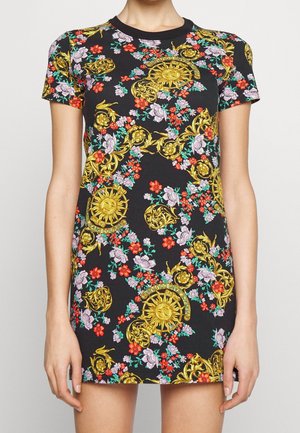 Dopasowana czarna sukienka z krótkim rękawem, ozdobiona kolorowymi motywami kwiatowymi i złotymi barokowymi słonecznymi wzorami, noszona przez osobę widzianą od szyi do połowy uda.