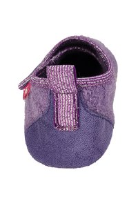 Paarse zachte slipper met een gestructureerd oppervlak, voorzien van een contrasterende geweven band op de hiel en een rond toelontwerp.